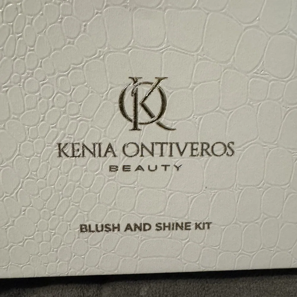 Kenia Ontiveros Beauty: Blush and Shine Kit 6-shades Highlight & Blush RET$34